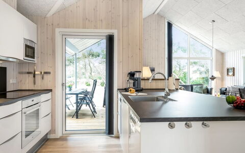 Merita - 600M from the Sea: Træ, Køkken, Countertop, Loft, Sanitærarmatur, Trægulve, Hårdttræ, Køkken Apparat, Stol, Planke
