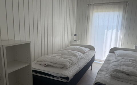 Tameran - from the Sea: Træ, Soveværelse, Etage, Sengetøj, Gulvbelægning, Seng, Sengetøj, Møbel, Bed Frame, Værelse
