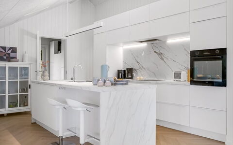 Tameran - from the Sea: Køkken, Gulvbelægning, Indretning, Countertop, Træ, Møbel, Køkken Apparat, Etage, Cabinetry, Loft