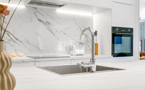Tameran - from the Sea: Køkken, Countertop, Indretning, Køkken Apparat, Gulvbelægning, Etage, Møbel, Cabinetry, Tap, Lysarmatur