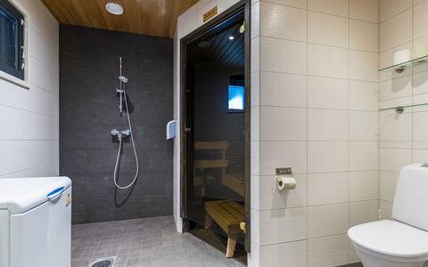 Golfarinkunnas 6A: Gulvbelægning, Sanitærarmatur, Etage, Væg, Indretning, Træ, Badeværelse, Toilet, Loft, Håndvask