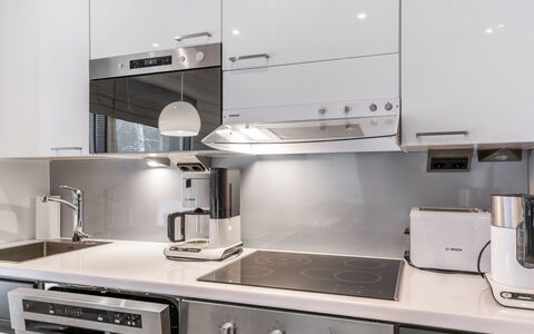 Golfarinkunnas 6B: Køkken Apparat, Køkken, Countertop, Større Bandage, Husholdningsapparat, Cabinetry, Komfur, Indretning, Komfur, Lille Apparat