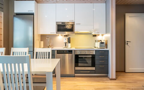 Golfarinkunnas 9A: Møbel, Indretning, Køkken, Gulvbelægning, Større Bandage, Træ, Køkken Apparat, Loft, Etage, Countertop