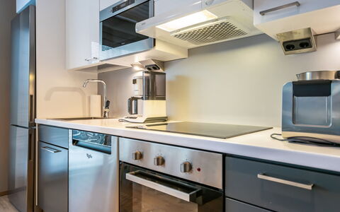 Golfarinkunnas 9A: Køkken Apparat, Køkken, Countertop, Cabinetry, Større Bandage, Komfur, Husholdningsapparat, Indretning, Komfur, Gulvbelægning