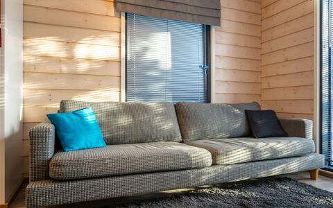 Golfarinkunnas 9A: Møbel, Indretning, Træ, Couch, Gulvbelægning, Textile, Stue, Etage, Throw Pillow, Værelse