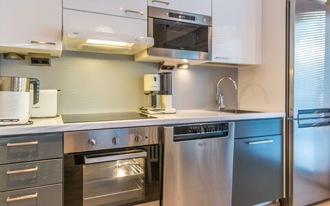 Golfarinkunnas 9B: Køkken Apparat, Køkken, Countertop, Cabinetry, Større Bandage, Husholdningsapparat, Møbel, Gulvbelægning, Indretning, Komfur