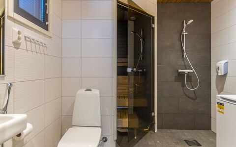 Golfarinkunnas 9B: Toiletbræt, Gulvbelægning, Toilet, Badeværelse, Sanitærarmatur, Etage, Væg, Indretning, Træ, Badeværelsesvask