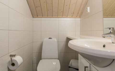 Golfarinkunnas 9B: Sanitærarmatur, Badeværelsesvask, Badeværelse, Gulvbelægning, Etage, Håndvask, Træ, Indretning, Tap, Toilet
