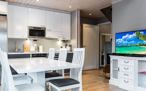 Golfarinkunnas 9C: Møbel, Indretning, Gulvbelægning, Loft, Træ, Etage, Television, Couch, Værelse, Stue