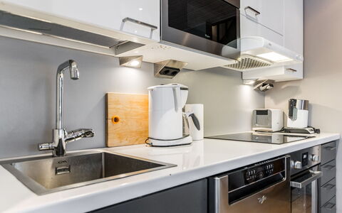 Golfarinkunnas 9C: Køkken, Countertop, Køkken Apparat, Cabinetry, Større Bandage, Husholdningsapparat, Indretning, Komfur, Sanitærarmatur, Komfur