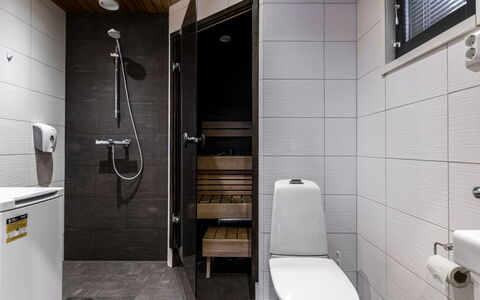 Golfarinkunnas 9C: Gulvbelægning, Toiletbræt, Etage, Væg, Toilet, Indretning, Sanitærarmatur, Badeværelse, Håndvask, Vvs