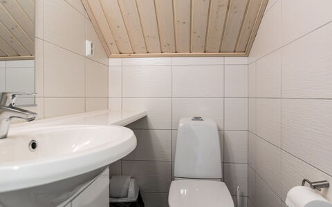 Golfarinkunnas 9C: Badeværelsesvask, Badeværelse, Sanitærarmatur, Gulvbelægning, Håndvask, Etage, Træ, Indretning, Tap, Loft