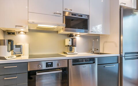 Golfarinkunnas 9D: Køkken Apparat, Køkken, Cabinetry, Countertop, Større Bandage, Husholdningsapparat, Komfur, Indretning, Komfur, Møbel