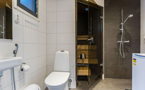 Golfarinkunnas 9D: Toiletbræt, Gulvbelægning, Toilet, Sanitærarmatur, Badeværelse, Etage, Indretning, Væg, Træ, Håndvask