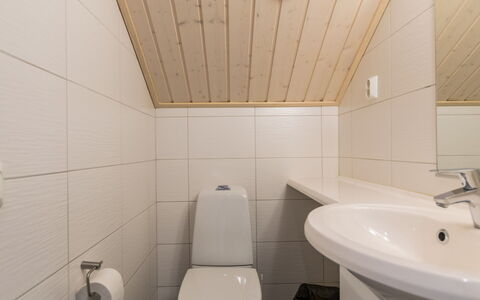 Golfarinkunnas 9D: Gulvbelægning, Sanitærarmatur, Etage, Væg, Badeværelsesvask, Træ, Badeværelse, Håndvask, Indretning, Loft