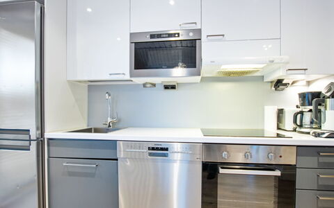 Golfarinkunnas 9E: Køkken Apparat, Køkken, Countertop, Cabinetry, Større Bandage, Gulvbelægning, Husholdningsapparat, Indretning, Træ, Møbel
