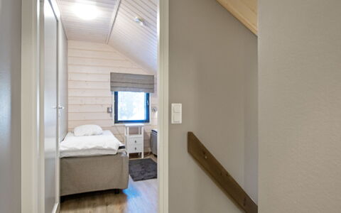 Golfarinkunnas 9E: Træ, Indretning, Loft, Gulvbelægning, Etage, Soveværelse, Værelse, Seng, Hjem, Møbel