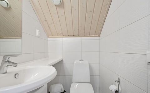Golfarinkunnas 9E: Sanitærarmatur, Gulvbelægning, Badeværelsesvask, Etage, Badeværelse, Træ, Håndvask, Indretning, Loft, Tap