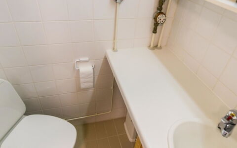 Ukonpuoti 15-16 Kerrostalo: Badeværelse, Badeværelsesvask, Sanitærarmatur, Væg, Håndvask, Toiletbræt, Toilet, Gulvbelægning, Tap, Etage