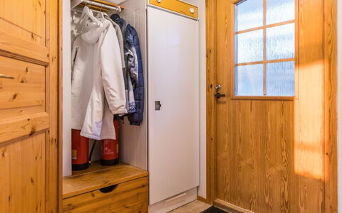 Ukonpuoti 15-16 Kerrostalo: Træ, Gulvbelægning, Etage, Værelse, Dør, Bejdse, Hårdttræ, Loft, Planke, Cabinetry