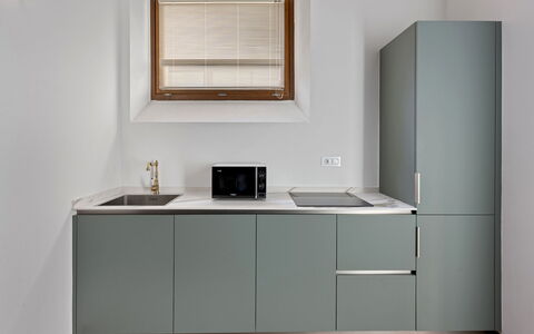 La Piazza Grand Vista Suite: Køkken, Køkken Apparat, Cabinetry, Countertop, Indretning, Møbel, Gulvbelægning, Træ, Større Bandage, Husholdningsapparat