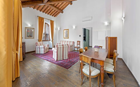 La Piazza Grand Vista Suite: Indretning, Møbel, Gulvbelægning, Loft, Etage, Værelse, Belysning, Billedramme, Stue, Couch