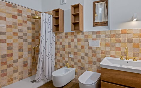 La Piazza Grand Vista Suite: Gulvbelægning, Væg, Sanitærarmatur, Etage, Badeværelse, Toiletbræt, Indretning, Toilet, Flise, Håndvask
