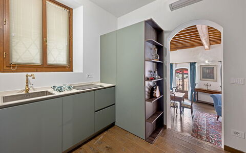 La Piazza Grand Vista Suite: Gulvbelægning, Indretning, Træ, Køkken, Countertop, Cabinetry, Møbel, Etage, Hjem, Køkken Apparat