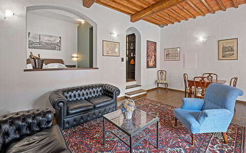 La Piazza Grand Vista Suite: Væg, Møbel, Indretning, Couch, Loft, Gulvbelægning, Værelse, Etage, Stue, Belysning