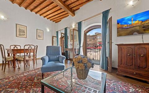La Piazza Grand Vista Suite: Indretning, Møbel, Gulvbelægning, Lejlighed, Værelse, Loft, Stol, Stue, Maling, Billedramme