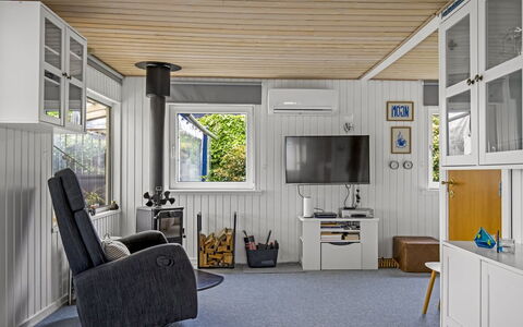 Agla - 350M from the Sea: Træ, Gulvbelægning, Indretning, Etage, Loft, Møbel, Værelse, Hjem, Husholdningsapparat, Stue