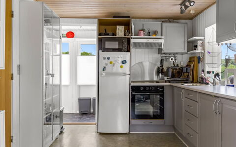 Agla - 350M from the Sea: Køkken Apparat, Køkken, Større Bandage, Countertop, Husholdningsapparat, Køleskab, Gulvbelægning, Træ, Indretning, Cabinetry