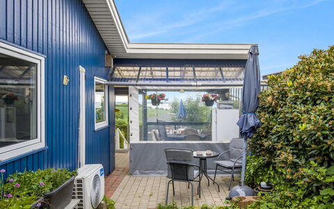 Agla - 350M from the Sea: Hjem, Hus, Tag, Sidespor, Dør, Sommerhus, Skygge, Have, Blomsterkrukke, Gård