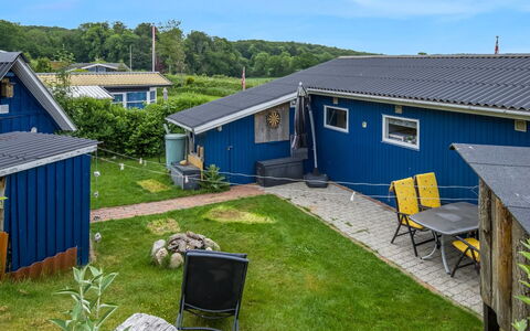Agla - 350M from the Sea: Tag, Hjem, Sommerhus, Sidespor, Gård, Lawn, Backyard, Have, Skygge, Garden Bygninger