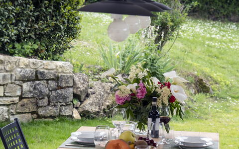Casa Pernice: Møbel, Bord, Bordservice, Stol, Udendørs Bord, Udendørs Møbler, Køkken & Spisebord, Restaurant, Skygge, Have