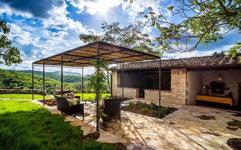 Casa All'Erta: Sommerhus, Skygge, Have, Flise, Backyard, Stuehus, Stenmur, Landscaping, Estate, Udendørs Struktur