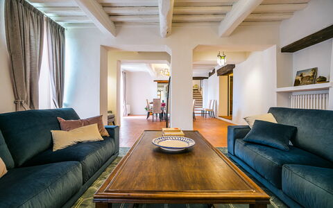 Casa All'Erta: Møbel, Indretning, Couch, Gulvbelægning, Etage, Træ, Loft, Værelse, Stue, Belysning