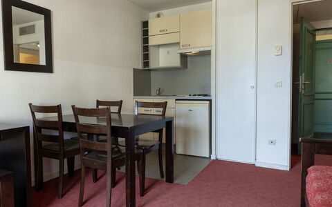 Virginia: Værelse, Indretning, Etage, Gulvbelægning, Lejlighed, Møbel, Loft, Seng, Hotel