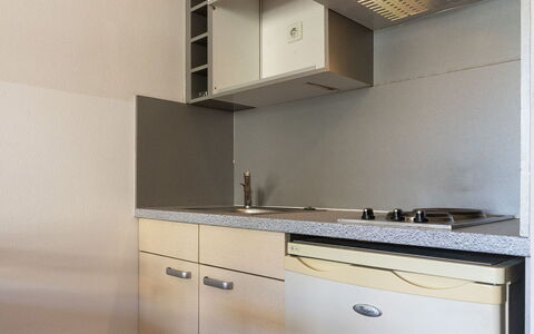 Virginia: Køkken, Countertop, Cabinetry, Køkken Apparat, Indretning, Køkkenvask, Større Bandage, Gulvbelægning, Værelse, Sanitærarmatur