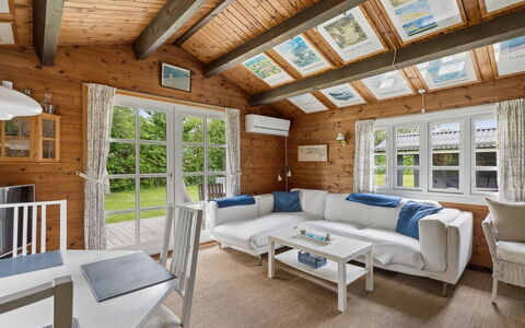 Saxi - 1.2Km from the Sea: Træ, Indretning, Couch, Loft, Hjem, Møbel, Sommerhus, Stue, Bjælkehytte