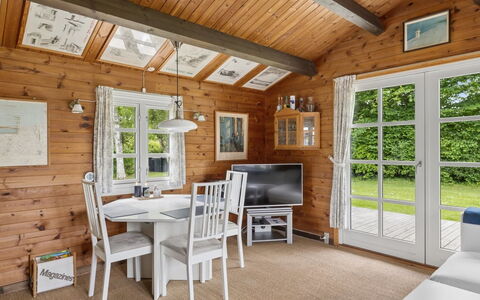 Saxi - 1.2Km from the Sea: Træ, Sommerhus, Hjem, Indretning, Loft, Dør, Bjælkehytte, Garden Bygninger, Hårdttræ, Bejdse