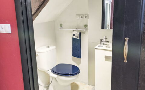 Pizarra: Toiletbræt, Toilet, Badeværelse, Sanitærarmatur, Vvs, Etage, Gulvbelægning, Bidet, Håndvask, Tap