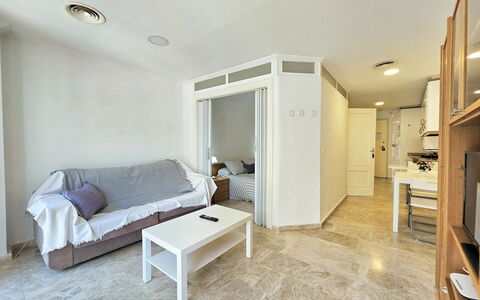 Apartamento Alba 1: Gulvbelægning, Etage, Indretning, Loft, Møbel, Lejlighed, Værelse, Couch, Stue