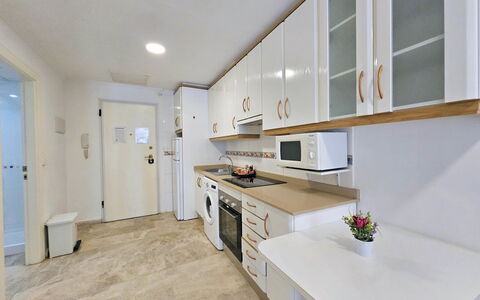 Apartamento Alba 1: Gulvbelægning, Indretning, Træ, Etage, Møbel, Countertop, Loft, Køkken, Cabinetry, Værelse
