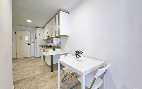Apartamento Alba 1: Gulvbelægning, Indretning, Etage, Møbel, Loft, Værelse, Køkken, Countertop, Større Bandage, Lejlighed