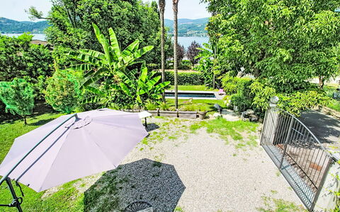 Emma: Busk, Have, Udvej, Skygge, Eco Hotel, Landscaping, Lawn, Gård