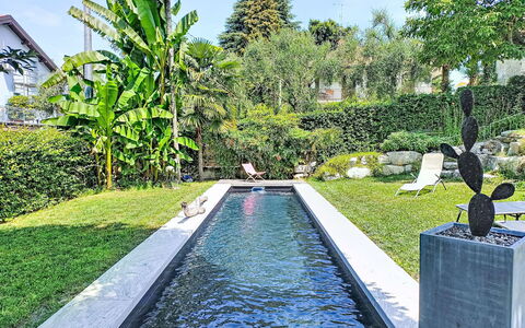 Emma: Busk, Have, Svømmepøl, Water Feature, Landscaping, Skygge, Reflekterende Pool, Backyard, Afspejling, Gård