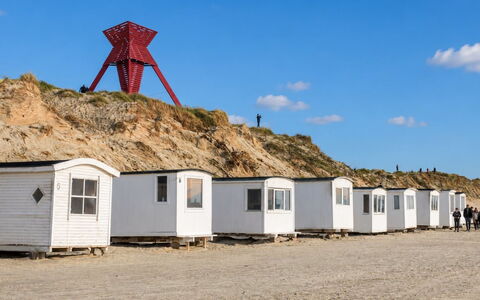 Henri - 700M from the Sea: Sand, Terræn, Strand