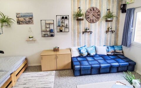 Trebon 1: Møbel, Indretning, Gulvbelægning, Etage, Textile, Pude, Værelse, Belysning, Couch, Stue