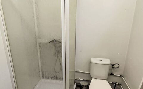 Trebon 1: Etage, Gulvbelægning, Badeværelse, Toiletbræt, Sanitærarmatur, Toilet, Værelse, Vvs, Flise
